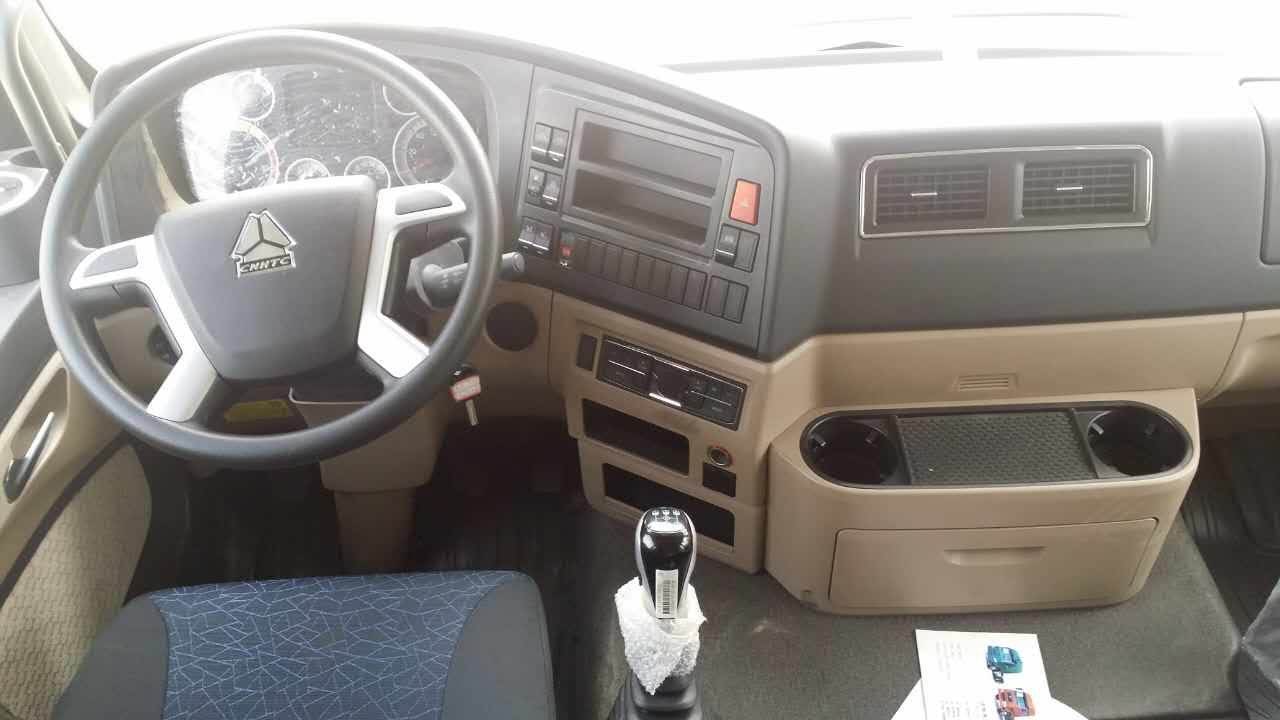 重汽9米6易燃液體運(yùn)輸車