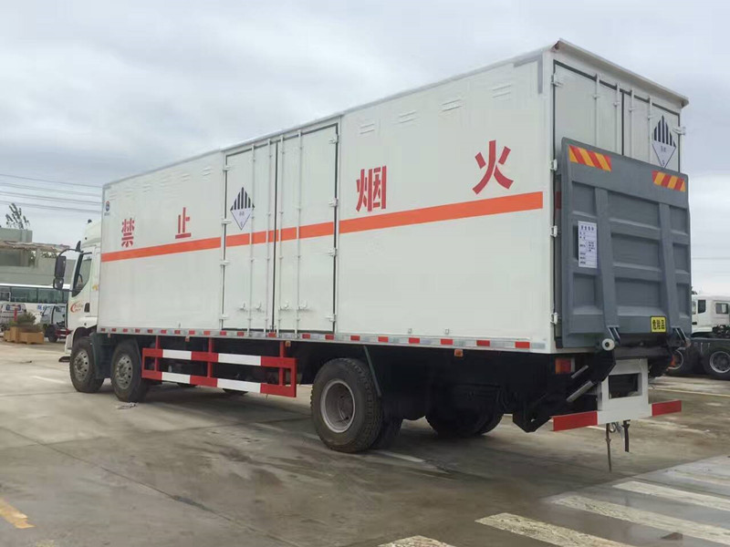 柳汽9米6雜類危險品運輸車