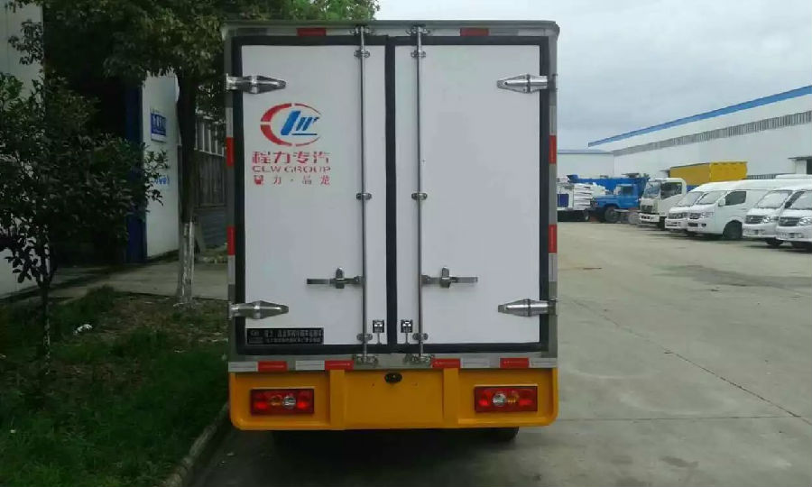躍進(jìn)小福星3米2柴油冷藏車 (1).jpg