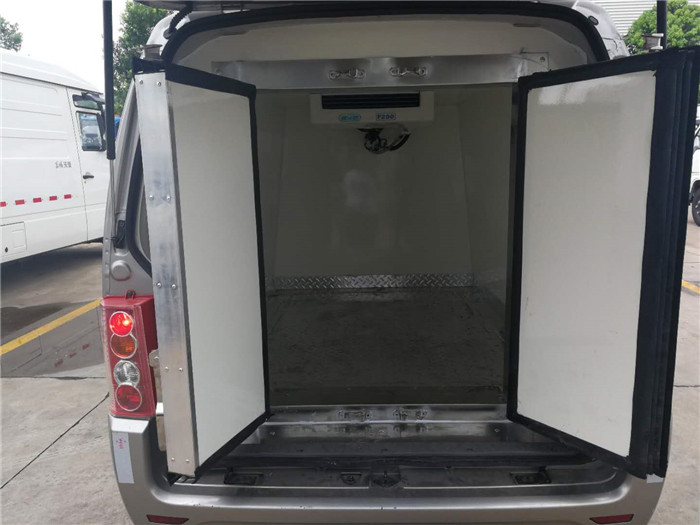 長(zhǎng)安國(guó)五面包冷藏車 (8).jpg