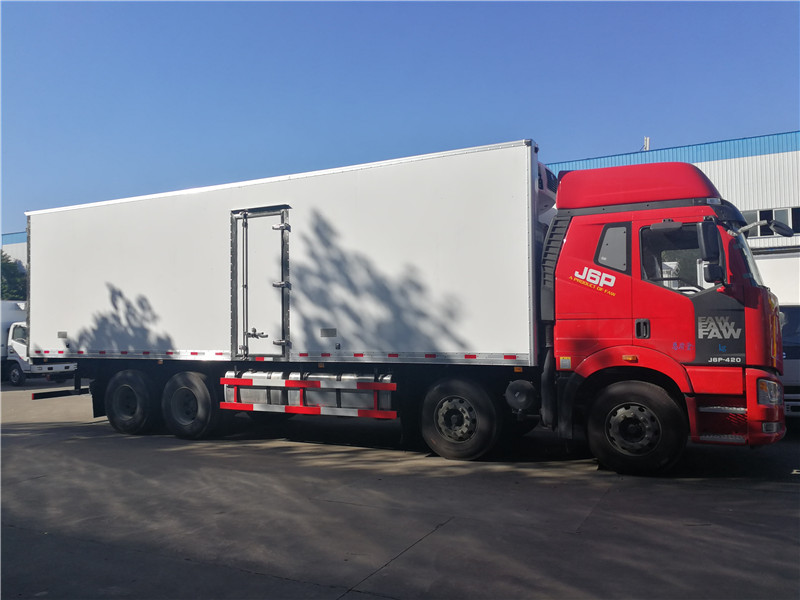 解放9米6冷藏車