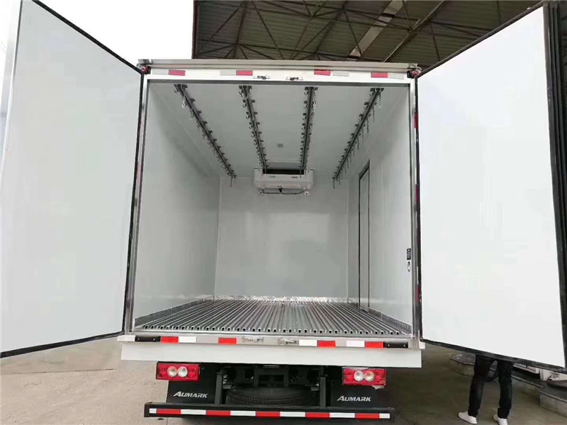 歐馬可4米2肉鉤冷藏車 (6).jpg