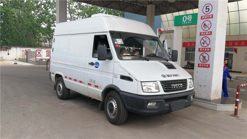 依維柯面包冷藏車 (2).jpg