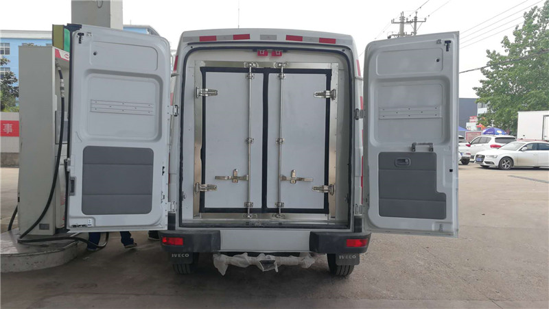 依維柯面包冷藏車 (6).jpg