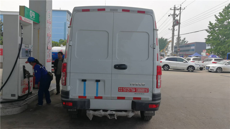 依維柯面包冷藏車 (5).jpg