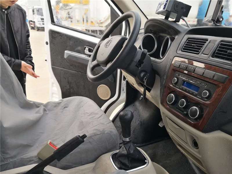 長(zhǎng)安睿行國(guó)六面包冷藏車(chē) (9).jpg