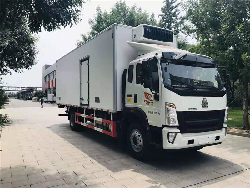 重汽豪沃6米8冷藏車 (3).jpg